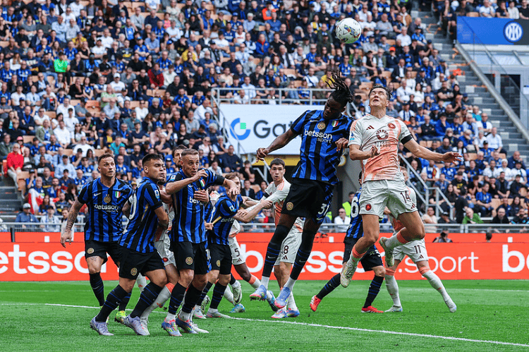 关于那不勒斯主场困难获胜，保持领先优势的信息